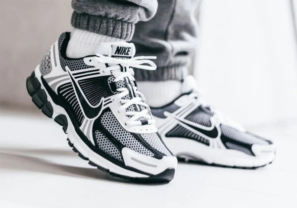 NIKE  Initiator